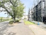 季節の移ろいを感じさせる並木道がすぐそばにあり、日々の暮らしに穏やかな潤いをもたらしてくれる立地です。