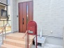 玄関前にスロップシンクとおしゃれなポストもあります。