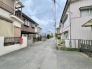 住民の方が主に利用する交通量少なめの道路に面してます。
