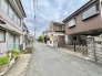 車通りの少ない閑静な住宅地、のびのびした子育てに適します。
