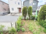リビングからは植栽を楽しめる庭が眺められます