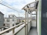 屋根付きのバルコニーです