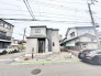 街並みに落ち着いた表情を添える、シンプルで端正な佇まいの外観デザインです。
