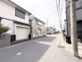 穏やかな空気が流れる閑静な住宅街で、日々の暮らしに安らぎを感じられる落ち着いたロケーションです。