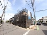 新しい暮らしの始まりを感じさせる、落ち着いた住宅街に佇む建設中の風景です。