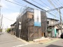 新しい暮らしの始まりを感じさせる、静かな環境に佇む建築途中の住まいです。