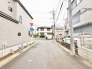 閑静な住宅街に位置し、日々の暮らしに穏やかな落ち着きを感じさせる周辺環境です。