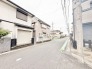 日々の暮らしに溶け込む、落ち着いた住宅街の静かな風景が広がっています。