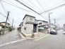 閑静な住宅街の一角にあり、落ち着いた街並みと調和するシンプルな佇まいが魅力です。