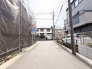 落ち着いた住宅街の風景が広がり、穏やかな日常の気配を感じさせる周辺環境です。