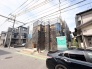 新しい暮らしの形が少しずつ形作られていく、閑静な住宅街での建築風景です。