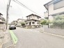 穏やかな空気が流れる住宅街に位置しており、日々の暮らしに心地よい落ち着きをもたらしてくれる住環境です。