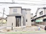 落ち着いた色味のコントラストが洗練された印象を与える、モダンな佇まいの住まいです。
