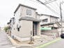 洗練された色使いが街並みに馴染む、落ち着いた佇まいの住まいが日々の暮らしを穏やかに包み込みます。