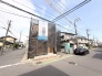 新しい暮らしの形がこれから丁寧に築かれていく、静かな住宅街に佇む建設現場です。