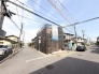 落ち着いた住宅街に位置し、新たな暮らしの始まりを予感させる角地の風景です。