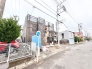 新しい暮らしの基盤となる、丁寧な施工と静かな環境が調和する街並みの中に位置しています。
