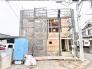 理想の住まいが形作られていく過程を感じる、静かな建築現場の風景です。