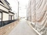 周辺環境に溶け込み、日々の暮らしの舞台となる落ち着いた雰囲気の街並みが広がっています。