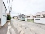 穏やかな街並みに溶け込む、静かで落ち着いた佇まいの周辺環境が日々の暮らしを包み込みます。