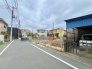駐車が苦手な方にも嬉しい、前面６ｍ道路に面した住まい。
