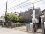 車通りの少ない閑静な住宅地、のびのびした子育てに適します。

