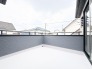 空とのつながりを感じられる開放的な空間で、心地よい風と静かな時間が流れる特別な場所です。