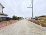 住民の方が主に利用する交通量少なめの道路に面してます。
