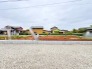 住民の方が主に利用する交通量少なめの道路に面してます。
