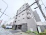 静かで落ち着いた街並みに調和する、洗練された外観。