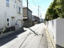青空の下、穏やかな時間が流れる街並み