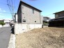 澄み渡る青空の下、広がる空地が心にゆとりをもたらします。