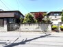 道路の反対側のお宅・緑と赤の紅葉が彩る、趣ある石垣と佇まい。