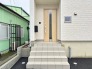 この扉を開けると、新築の木の匂いが待ってます。
