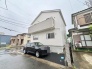住民の方が主に利用する交通量少なめの道路に面してます。

