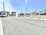 青空の下、新しい街並みが心地よく広がる場所