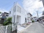 静かな街並みに佇む、洗練されたモダンデザインの住まい。