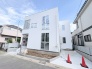 モダンな白の外観が、心地よい静けさを感じさせる住まい