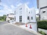 白い外壁と青い空が広がる、爽やかな住まい