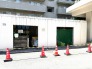 建物を背景にした、静かで整然とした空間。
