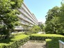緑豊かな木々に囲まれ、爽やかな風が吹き抜ける心地よい空間