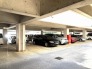 コンクリートの梁が連なる、ゆとりある空間