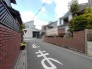 静かで落ち着いた街並みに佇む、心地よい暮らしを予感させる住まい。