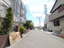 緑豊かな植栽と青い空が広がる、穏やかな街並み