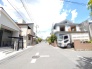 穏やかな空の下、閑静な住宅街が広がります。