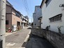 住民の方が主に利用する交通量少なめの道路に面してます。
