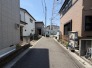 住民の方が主に利用する交通量少なめの道路に面してます。
