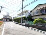 緑豊かな植栽と白壁のコントラストが、穏やかな暮らしを予感させる住まい。