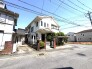 澄んだ青空の下、緑に彩られた穏やかな住まい