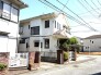 爽やかな青空の下、静かな街並みに佇む住まい